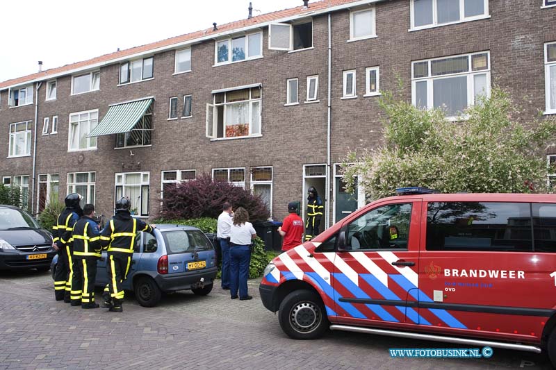 12062101.jpg - FOTOOPDRACHT:Dordrecht:21-06-2012:Dordrecht Standhasenstraat 93 Wietpantage ontdekt door water lekage, de barndweer sloot de water toevoer naar de woning af en de politie stelt een onderzoek in naar de huurders. helaas waren de planten net geknip en is dem oogst verdwennen.Deze digitale foto blijft eigendom van FOTOPERSBURO BUSINK. Wij hanteren de voorwaarden van het N.V.F. en N.V.J. Gebruik van deze foto impliceert dat u bekend bent  en akkoord gaat met deze voorwaarden bij publicatie.EB/ETIENNE BUSINK