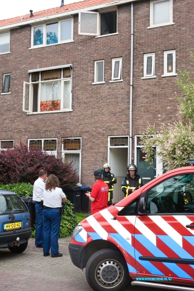 12062102.jpg - FOTOOPDRACHT:Dordrecht:21-06-2012:Dordrecht Standhasenstraat 93 Wietpantage ontdekt door water lekage, de barndweer sloot de water toevoer naar de woning af en de politie stelt een onderzoek in naar de huurders. helaas waren de planten net geknip en is dem oogst verdwennen.Deze digitale foto blijft eigendom van FOTOPERSBURO BUSINK. Wij hanteren de voorwaarden van het N.V.F. en N.V.J. Gebruik van deze foto impliceert dat u bekend bent  en akkoord gaat met deze voorwaarden bij publicatie.EB/ETIENNE BUSINK