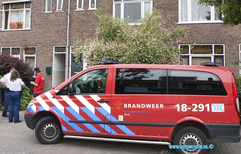 12062104.jpg - FOTOOPDRACHT:Dordrecht:21-06-2012:Dordrecht Standhasenstraat 93 Wietpantage ontdekt door water lekage, de barndweer sloot de water toevoer naar de woning af en de politie stelt een onderzoek in naar de huurders. helaas waren de planten net geknip en is dem oogst verdwennen.Deze digitale foto blijft eigendom van FOTOPERSBURO BUSINK. Wij hanteren de voorwaarden van het N.V.F. en N.V.J. Gebruik van deze foto impliceert dat u bekend bent  en akkoord gaat met deze voorwaarden bij publicatie.EB/ETIENNE BUSINK