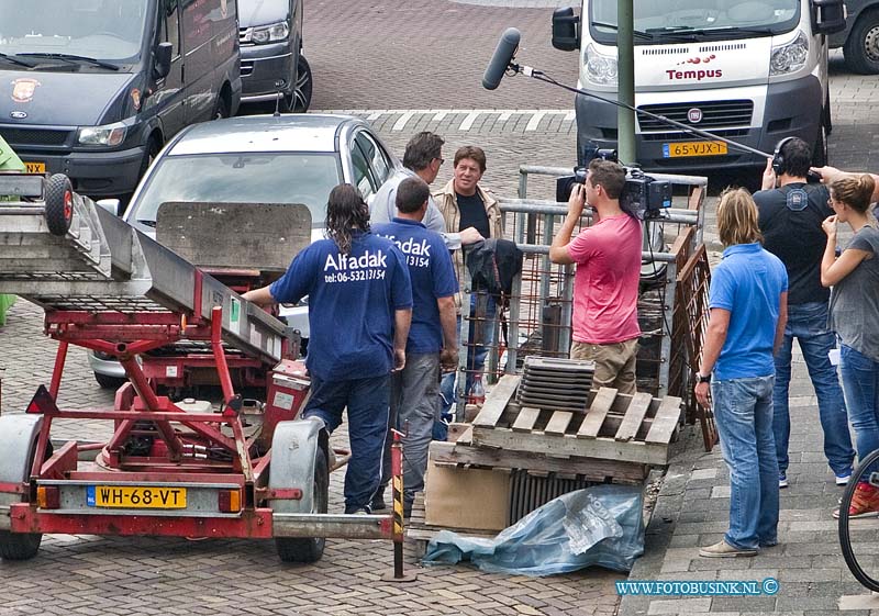 12062109.jpg - FOTOOPDRACHT:Dordrecht:21-06-2012:Martijn Krabbé is met zijn programma Uitstel van Executie in Dordrecht de Rozenstraat 30 vandaag werden de eerste opnammens gemaakt voor t programma dat in begin september 2012 wordt uitgezonden, dit is wel het ergste huis dat ze ooit onderhanden hebben genomen, het moet van onder tot boven compleet gestript worden en weer opgebouwd, al enkelen weken zijn veel regio bedrijven bezig om de woning die over 2 weken opgeleverd moet worden klaar te krijgen.Deze digitale foto blijft eigendom van FOTOPERSBURO BUSINK. Wij hanteren de voorwaarden van het N.V.F. en N.V.J. Gebruik van deze foto impliceert dat u bekend bent  en akkoord gaat met deze voorwaarden bij publicatie.EB/ETIENNE BUSINK