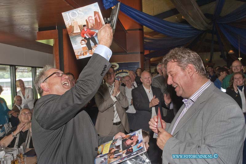 12062112.jpg - FOTOOPDRACHT:Dordrecht:21-06-2012:Tijdens het officiële afscheid van de heer A.H.A. Bax, directeur van de Ambulancedienst Zuid-Holland Zuid wordt hij tijdens een Bijzondere Gelegenheid onderscheiden tot Ridder in de Orde van Oranje Nassau. Iin de Businessclub van FC Dordrecht, Krommedijk 210 te Dordrecht.Deze digitale foto blijft eigendom van FOTOPERSBURO BUSINK. Wij hanteren de voorwaarden van het N.V.F. en N.V.J. Gebruik van deze foto impliceert dat u bekend bent  en akkoord gaat met deze voorwaarden bij publicatie.EB/ETIENNE BUSINK