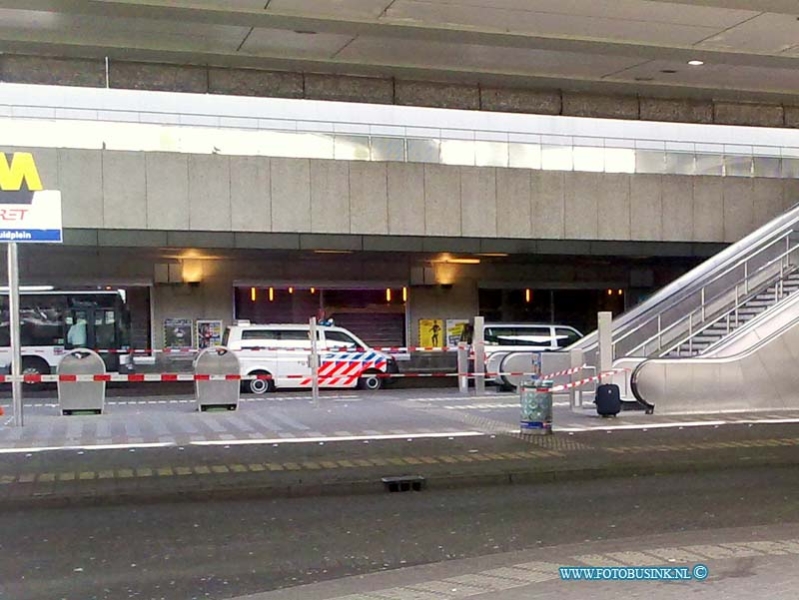 120623002.jpg - FOTOOPDRACHT:Rotterdam:23-06-2012:Op het zuidplein is een verdachte koffer aangetroffen de poltie heeft tijdelijk roltrap afgezet met lint het bleek loos alarm. Deze digitale foto blijft eigendom van FOTOPERSBURO BUSINK. Wij hanteren de voorwaarden van het N.V.F. en N.V.J. Gebruik van deze foto impliceert dat u bekend bent  en akkoord gaat met deze voorwaarden bij publicatie.EB/ETIENNE BUSINK