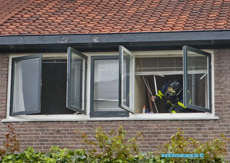 12062504.jpg - FOTOOPDRACHT:Dordrecht:25-06-2012:Een binnenbrand in een woning aan de Breitnerstraat in Oud Krispijn, zorgde voor veel rookoverlast in de woning de Brandweer blust de brand vrij snel en zorgde er voor dat de rook uit de woning kon.Deze digitale foto blijft eigendom van FOTOPERSBURO BUSINK. Wij hanteren de voorwaarden van het N.V.F. en N.V.J. Gebruik van deze foto impliceert dat u bekend bent  en akkoord gaat met deze voorwaarden bij publicatie.EB/ETIENNE BUSINK
