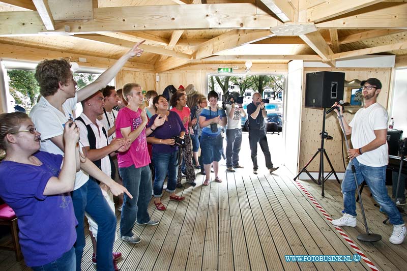 12070601.jpg - FOTOOPDRACHT:Sliedrecht:06-07-2012:De Dordtse Angelique Von Sohsten heeft een privé huiskamer concert gewonnen van Charly Luske, dat in Sliedrecht werd gehouden in het theehuis aan de Maaslaan 6. Al waar ze werk. Met enkelen van haar vaste bezoekers van het theehuis kregen zijn hedenmiddag een geweldig privé concert.Na afloop werden nog diverse foto's gemaakt. Ook kwam SBS6 nog voor schownieuws van avond een paar schots maken.Deze digitale foto blijft eigendom van FOTOPERSBURO BUSINK. Wij hanteren de voorwaarden van het N.V.F. en N.V.J. Gebruik van deze foto impliceert dat u bekend bent  en akkoord gaat met deze voorwaarden bij publicatie.EB/ETIENNE BUSINK