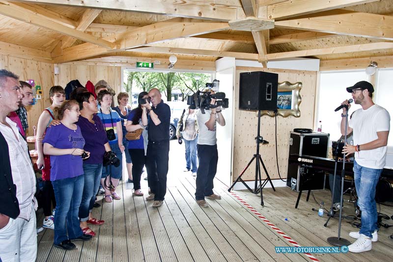 12070605.jpg - FOTOOPDRACHT:Sliedrecht:06-07-2012:De Dordtse Angelique Von Sohsten heeft een privé huiskamer concert gewonnen van Charly Luske, dat in Sliedrecht werd gehouden in het theehuis aan de Maaslaan 6. Al waar ze werk. Met enkelen van haar vaste bezoekers van het theehuis kregen zijn hedenmiddag een geweldig privé concert.Na afloop werden nog diverse foto's gemaakt. Ook kwam SBS6 nog voor schownieuws van avond een paar schots maken.Deze digitale foto blijft eigendom van FOTOPERSBURO BUSINK. Wij hanteren de voorwaarden van het N.V.F. en N.V.J. Gebruik van deze foto impliceert dat u bekend bent  en akkoord gaat met deze voorwaarden bij publicatie.EB/ETIENNE BUSINK