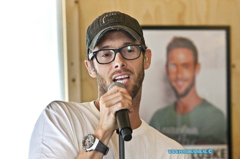 12070606.jpg - FOTOOPDRACHT:Sliedrecht:06-07-2012:De Dordtse Angelique Von Sohsten heeft een privé huiskamer concert gewonnen van Charly Luske, dat in Sliedrecht werd gehouden in het theehuis aan de Maaslaan 6. Al waar ze werk. Met enkelen van haar vaste bezoekers van het theehuis kregen zijn hedenmiddag een geweldig privé concert.Na afloop werden nog diverse foto's gemaakt. Ook kwam SBS6 nog voor schownieuws van avond een paar schots maken.Deze digitale foto blijft eigendom van FOTOPERSBURO BUSINK. Wij hanteren de voorwaarden van het N.V.F. en N.V.J. Gebruik van deze foto impliceert dat u bekend bent  en akkoord gaat met deze voorwaarden bij publicatie.EB/ETIENNE BUSINK