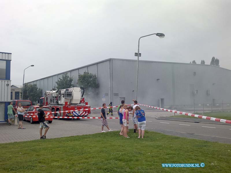 12081501.jpg - FOTOOPDRACHT:Dordrecht:15-08-2012:Middel Brand bij peute papierhandel aan de veerplaat 40 Dordrecht.Deze digitale foto blijft eigendom van FOTOPERSBURO BUSINK. Wij hanteren de voorwaarden van het N.V.F. en N.V.J. Gebruik van deze foto impliceert dat u bekend bent  en akkoord gaat met deze voorwaarden bij publicatie.EB/ETIENNE BUSINK