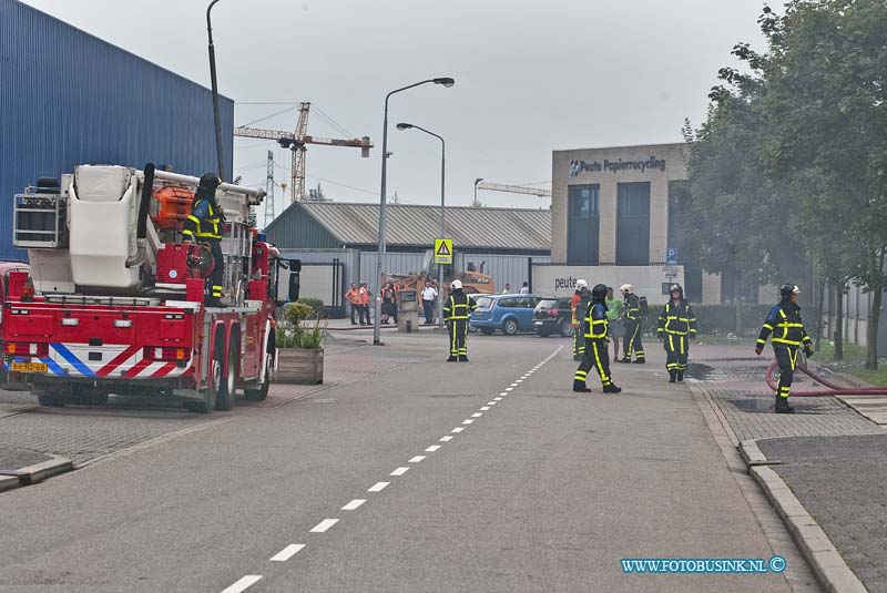 12081502.jpg - FOTOOPDRACHT:Dordrecht:15-08-2012:Middel Brand bij peute papierhandel aan de veerplaat 40 Dordrecht.Deze digitale foto blijft eigendom van FOTOPERSBURO BUSINK. Wij hanteren de voorwaarden van het N.V.F. en N.V.J. Gebruik van deze foto impliceert dat u bekend bent  en akkoord gaat met deze voorwaarden bij publicatie.EB/ETIENNE BUSINK