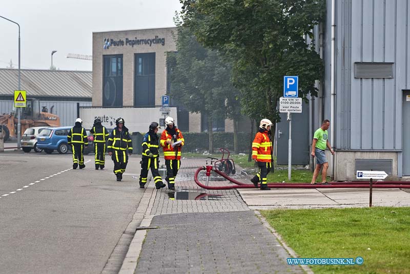 12081503.jpg - FOTOOPDRACHT:Dordrecht:15-08-2012:Middel Brand bij peute papierhandel aan de veerplaat 40 Dordrecht.Deze digitale foto blijft eigendom van FOTOPERSBURO BUSINK. Wij hanteren de voorwaarden van het N.V.F. en N.V.J. Gebruik van deze foto impliceert dat u bekend bent  en akkoord gaat met deze voorwaarden bij publicatie.EB/ETIENNE BUSINK