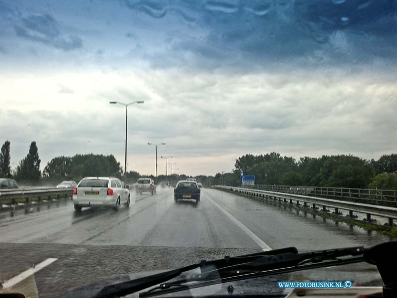 12081504.jpg - FOTOOPDRACHT:Dordrecht:15-08-2012:Slecht weer in Dordrecht al gelijk file op de rondweg N3 Deze digitale foto blijft eigendom van FOTOPERSBURO BUSINK. Wij hanteren de voorwaarden van het N.V.F. en N.V.J. Gebruik van deze foto impliceert dat u bekend bent  en akkoord gaat met deze voorwaarden bij publicatie.EB/ETIENNE BUSINK