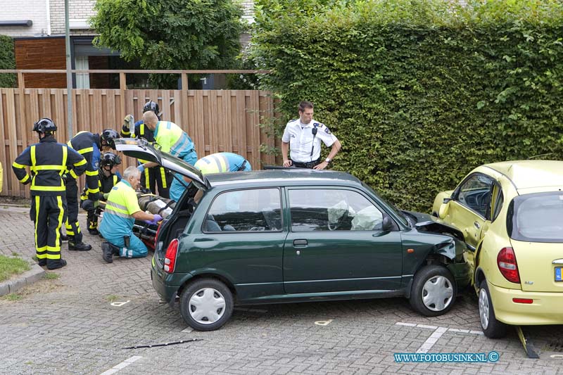 12082801.jpg - FOTOOPDRACHT:Dordrecht:28-08-2012:Een bijzondere aanrijding met beknelling op de Chico Mendesring Dordrecht. een bestuurder van een auto raakte mogelijk onwel en verloor de macht over het stuur reed door een plantsoen heen en kwam tot stilstand op een geparkeerde auto.Deze digitale foto blijft eigendom van FOTOPERSBURO BUSINK. Wij hanteren de voorwaarden van het N.V.F. en N.V.J. Gebruik van deze foto impliceert dat u bekend bent  en akkoord gaat met deze voorwaarden bij publicatie.EB/ETIENNE BUSINK