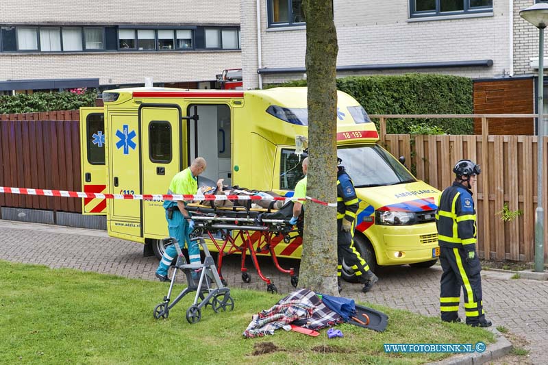 12082802.jpg - FOTOOPDRACHT:Dordrecht:28-08-2012:Een bijzondere aanrijding met beknelling op de Chico Mendesring Dordrecht. een bestuurder van een auto raakte mogelijk onwel en verloor de macht over het stuur reed door een plantsoen heen en kwam tot stilstand op een geparkeerde auto.Deze digitale foto blijft eigendom van FOTOPERSBURO BUSINK. Wij hanteren de voorwaarden van het N.V.F. en N.V.J. Gebruik van deze foto impliceert dat u bekend bent  en akkoord gaat met deze voorwaarden bij publicatie.EB/ETIENNE BUSINK