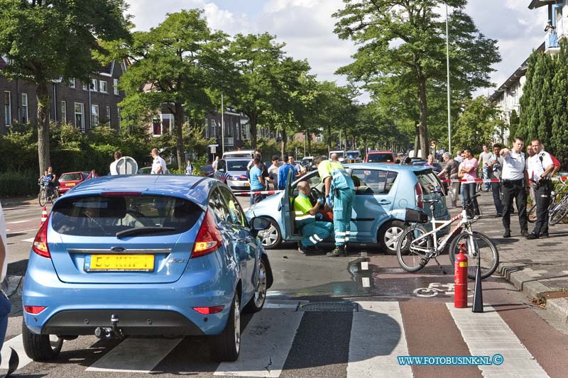 12082803.jpg - FOTOOPDRACHT:Dordrecht:28-08-2012:Aanrijding Julianaweg-Krispijnseweg tussen 2 personen auto's er waren 2 gewonden en de brandweer kwam ter plaatse om 1 van de bestuurder uit het auto wrak te halen. de kruising was enkelen uren afgesloten ivm sporen onderzoek.Deze digitale foto blijft eigendom van FOTOPERSBURO BUSINK. Wij hanteren de voorwaarden van het N.V.F. en N.V.J. Gebruik van deze foto impliceert dat u bekend bent  en akkoord gaat met deze voorwaarden bij publicatie.EB/ETIENNE BUSINK