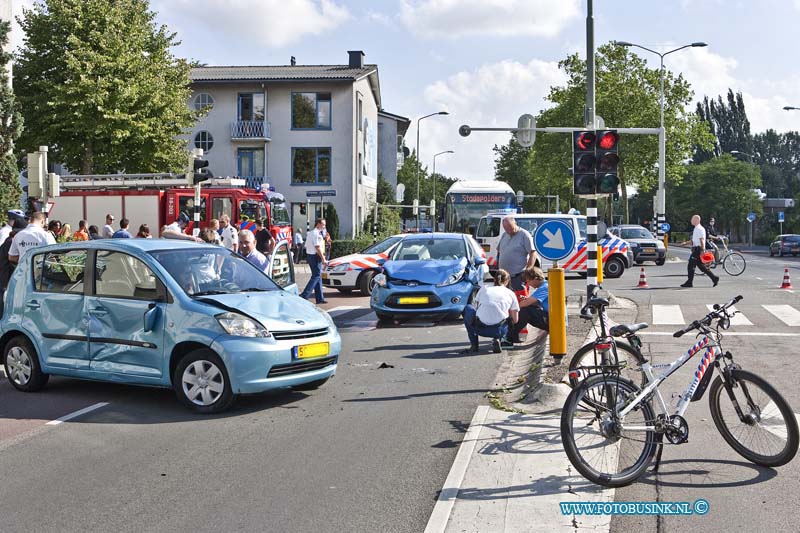 12082805.jpg - FOTOOPDRACHT:Dordrecht:28-08-2012:Aanrijding Julianaweg-Krispijnseweg tussen 2 personen auto's er waren 2 gewonden en de brandweer kwam ter plaatse om 1 van de bestuurder uit het auto wrak te halen. de kruising was enkelen uren afgesloten ivm sporen onderzoek.Deze digitale foto blijft eigendom van FOTOPERSBURO BUSINK. Wij hanteren de voorwaarden van het N.V.F. en N.V.J. Gebruik van deze foto impliceert dat u bekend bent  en akkoord gaat met deze voorwaarden bij publicatie.EB/ETIENNE BUSINK