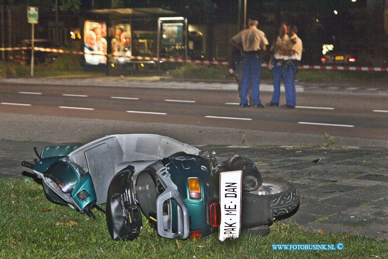 12090303.jpg - FOTOOPDRACHT:Dordrecht:03-09-2012:Bij een achtervolging tussen een scooter en een politie auto is een scooter rijder zwaar gewond geraakt. de politie achter volgende de scooter door de wijk wielwijk in Dordrecht de scooter rijder had achter op zijn scooter een witte  kentekenen plaat zitten met pak me dan er op.Er moest een Trauma Team aan de pas komen om de scooter rijder te behandelen nadat de scooter rijden frontaal op een politie auto was gereden en slingerde op het gras naast de MH Tromweg terecht was gekomen. Hij is met zwaar letsel afgevoerd naar een ziekenhuis.Deze digitale foto blijft eigendom van FOTOPERSBURO BUSINK. Wij hanteren de voorwaarden van het N.V.F. en N.V.J. Gebruik van deze foto impliceert dat u bekend bent  en akkoord gaat met deze voorwaarden bij publicatie.EB/ETIENNE BUSINK