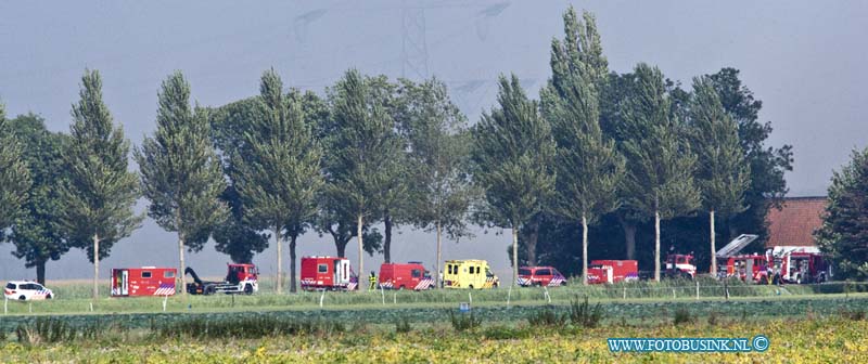 12091003.jpg - FOTOOPDRACHT:Dordrecht:10-09-2012:Fopto: hulpdiensten staan in een langerij opgesteld bij de boerderij ivm de weinige ruimte.Gebouw brand hooischuur zeer  Grote brand GRIP2 Noorderelsweg 7 Dordrecht bij de frima van Pelt.Deze digitale foto blijft eigendom van FOTOPERSBURO BUSINK. Wij hanteren de voorwaarden van het N.V.F. en N.V.J. Gebruik van deze foto impliceert dat u bekend bent  en akkoord gaat met deze voorwaarden bij publicatie.EB/ETIENNE BUSINK