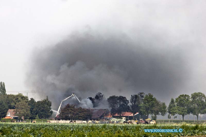 12091006.jpg - FOTOOPDRACHT:Dordrecht:10-09-2012:Gebouw brand hooischuur zeer  Grote brand GRIP2 Noorderelsweg 7 Dordrecht bij de frima van Pelt.Deze digitale foto blijft eigendom van FOTOPERSBURO BUSINK. Wij hanteren de voorwaarden van het N.V.F. en N.V.J. Gebruik van deze foto impliceert dat u bekend bent  en akkoord gaat met deze voorwaarden bij publicatie.EB/ETIENNE BUSINK