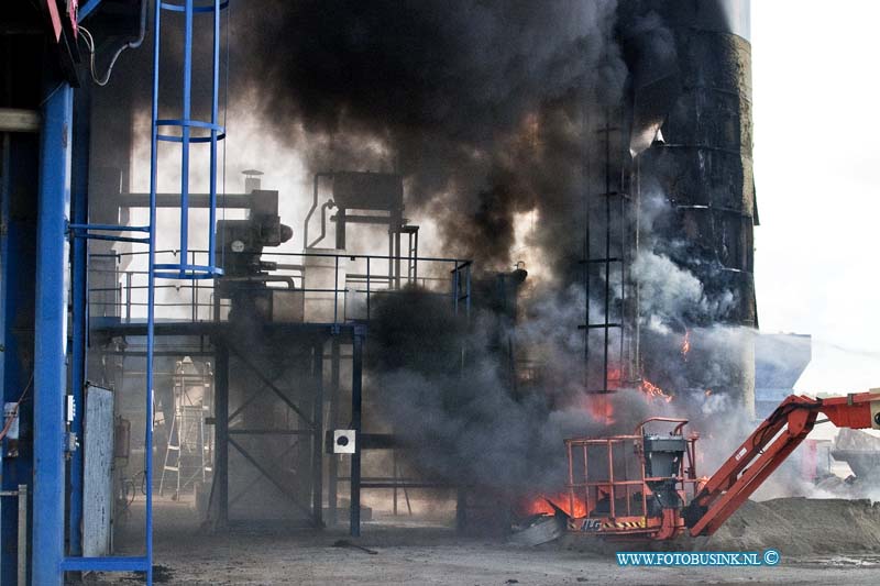 12091201.jpg - FOTOOPDRACHT:Dordrecht:12-09-2012:Zeer grote brand KWS asfalt centrale kilade dordrecht, er kwamen kort tijd zware schade stoffen vrij de politie zetten de einde omgeving voor een uur af tot de brand was geblus. Er word een onderzoek stelt naar de toedracht van de brand.Deze digitale foto blijft eigendom van FOTOPERSBURO BUSINK. Wij hanteren de voorwaarden van het N.V.F. en N.V.J. Gebruik van deze foto impliceert dat u bekend bent  en akkoord gaat met deze voorwaarden bij publicatie.EB/ETIENNE BUSINK