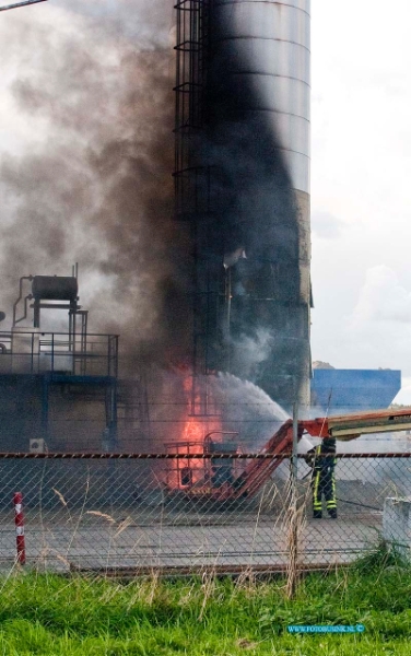 12091204.jpg - FOTOOPDRACHT:Dordrecht:12-09-2012:Zeer grote brand KWS asfalt centrale kilade dordrecht, er kwamen kort tijd zware schade stoffen vrij de politie zetten de einde omgeving voor een uur af tot de brand was geblus. Er word een onderzoek stelt naar de toedracht van de brand.Deze digitale foto blijft eigendom van FOTOPERSBURO BUSINK. Wij hanteren de voorwaarden van het N.V.F. en N.V.J. Gebruik van deze foto impliceert dat u bekend bent  en akkoord gaat met deze voorwaarden bij publicatie.EB/ETIENNE BUSINK