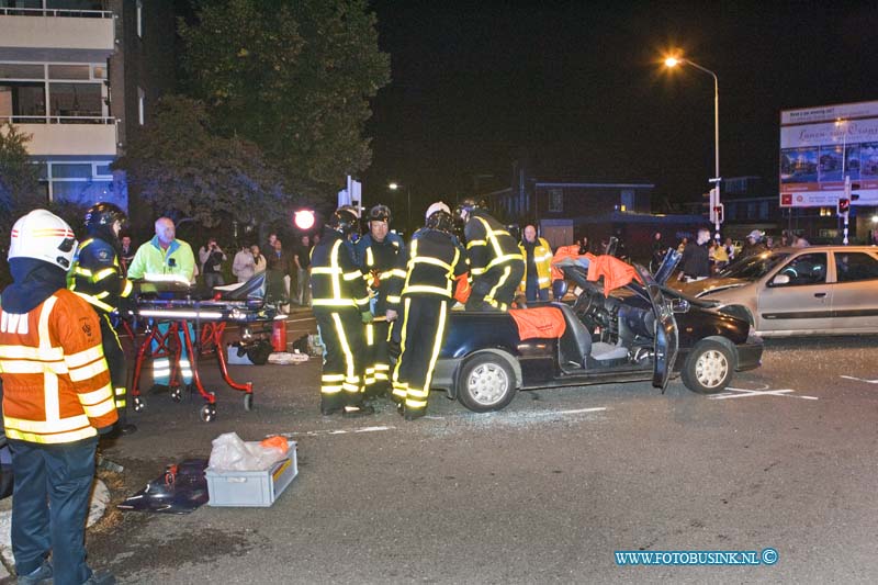 12091401.jpg - FOTOOPDRACHT:Dordrecht:14-09-2012:Op de kruizing Oranjelaan/Bankstraat is in het begin van de avond een aanrijding tussen 2 voertuigen gebeurt, de in zittende van 1 voertuig moest door de brandweer uit haar voertuig geknipt worden en werd naar een ziekenhuis afgevoerd. De politie stelt een onderzoek in naar de toedracht van het ongeval.Deze digitale foto blijft eigendom van FOTOPERSBURO BUSINK. Wij hanteren de voorwaarden van het N.V.F. en N.V.J. Gebruik van deze foto impliceert dat u bekend bent  en akkoord gaat met deze voorwaarden bij publicatie.EB/ETIENNE BUSINK