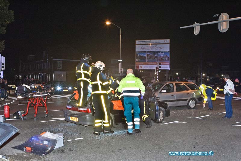 12091403.jpg - FOTOOPDRACHT:Dordrecht:2012:Op de kruizing Oranjelaan/Bankstraat is in het begin van de avond een aanrijding tussen 2 voertuigen gebeurt, de in zittende van 1 voertuig moest door de brandweer uit haar voertuig geknipt worden en werd naar een ziekenhuis afgevoerd. De politie stelt een onderzoek in naar de toedracht van het ongeval.Deze digitale foto blijft eigendom van FOTOPERSBURO BUSINK. Wij hanteren de voorwaarden van het N.V.F. en N.V.J. Gebruik van deze foto impliceert dat u bekend bent  en akkoord gaat met deze voorwaarden bij publicatie.EB/ETIENNE BUSINK