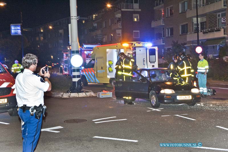 12091405.jpg - FOTOOPDRACHT:Dordrecht:14-09-2012:Foto: Ook de politie agent maakt met mobiel al foto's van ongevallen.Op de kruizing Oranjelaan/Bankstraat is in het begin van de avond een aanrijding tussen 2 voertuigen gebeurt, de in zittende van 1 voertuig moest door de brandweer uit haar voertuig geknipt worden en werd naar een ziekenhuis afgevoerd. De politie stelt een onderzoek in naar de toedracht van het ongeval.Deze digitale foto blijft eigendom van FOTOPERSBURO BUSINK. Wij hanteren de voorwaarden van het N.V.F. en N.V.J. Gebruik van deze foto impliceert dat u bekend bent  en akkoord gaat met deze voorwaarden bij publicatie.EB/ETIENNE BUSINK