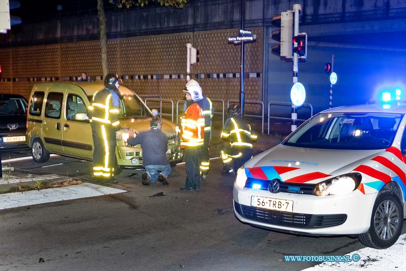 12110303.jpg - FOTOOPDRACHT:Dordrecht:03-11-2012:Aanrijding met beknelling Achterhakkes/wilgenbos Dordrecht 2 licht gewonden de brandweer bevrijde de 2 mannen die vast zaten in hun auto nadat een lantarenpaal had geraakt en de deuren niet meer open kondenDeze digitale foto blijft eigendom van FOTOPERSBURO BUSINK. Wij hanteren de voorwaarden van het N.V.F. en N.V.J. Gebruik van deze foto impliceert dat u bekend bent  en akkoord gaat met deze voorwaarden bij publicatie.EB/ETIENNE BUSINK