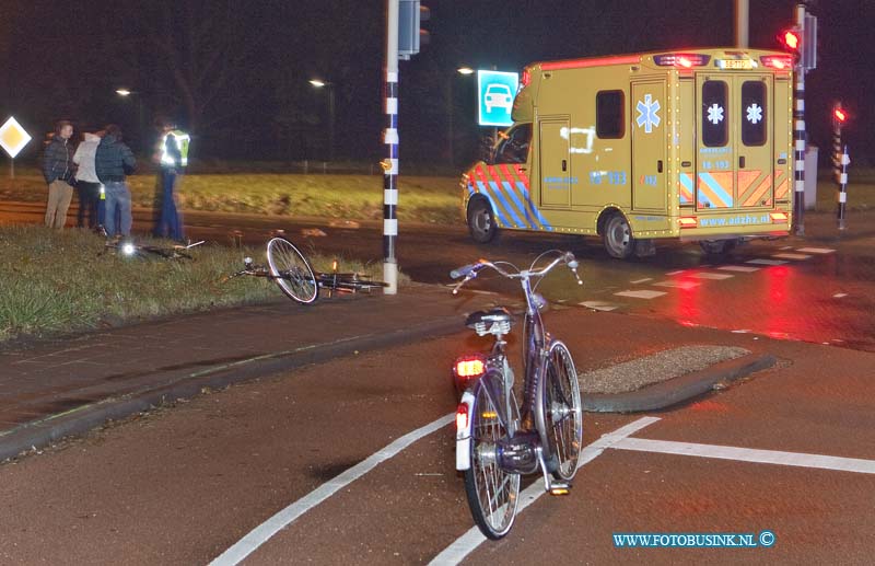 12111102.jpg - FOTOOPDRACHT:Dordrecht:11-11-2012:Ongeval met fietser overkampweg Dordrecht. De fietser werd zwaar gewond afgevoerd naar het ziekenhuis. de toedracht van het ongeval is nog onbekend. Deze digitale foto blijft eigendom van FOTOPERSBURO BUSINK. Wij hanteren de voorwaarden van het N.V.F. en N.V.J. Gebruik van deze foto impliceert dat u bekend bent  en akkoord gaat met deze voorwaarden bij publicatie.EB/ETIENNE BUSINK