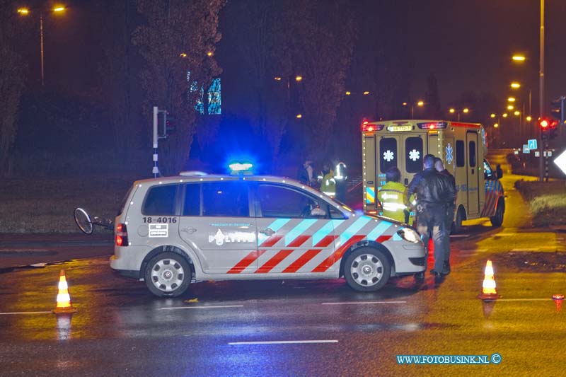 12111103.jpg - FOTOOPDRACHT:Dordrecht:11-11-2012:Ongeval met fietser overkampweg Dordrecht. De fietser werd zwaar gewond afgevoerd naar het ziekenhuis. de toedracht van het ongeval is nog onbekend. Deze digitale foto blijft eigendom van FOTOPERSBURO BUSINK. Wij hanteren de voorwaarden van het N.V.F. en N.V.J. Gebruik van deze foto impliceert dat u bekend bent  en akkoord gaat met deze voorwaarden bij publicatie.EB/ETIENNE BUSINK