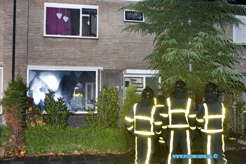 12111104.jpg - FOTOOPDRACHT:Dordrecht:11-11-2012:Bij een woningbrand Lindelaan bewoners met hun 3 kinderen net op tijd gered door de buren. De brand in de woonkamer werdt geblust door de brandweer die ook de rook overlst in de woning probeert te verminderen. het is niet bekend of de bewoners terug naar hun woning kunnen.Deze digitale foto blijft eigendom van FOTOPERSBURO BUSINK. Wij hanteren de voorwaarden van het N.V.F. en N.V.J. Gebruik van deze foto impliceert dat u bekend bent  en akkoord gaat met deze voorwaarden bij publicatie.EB/ETIENNE BUSINK