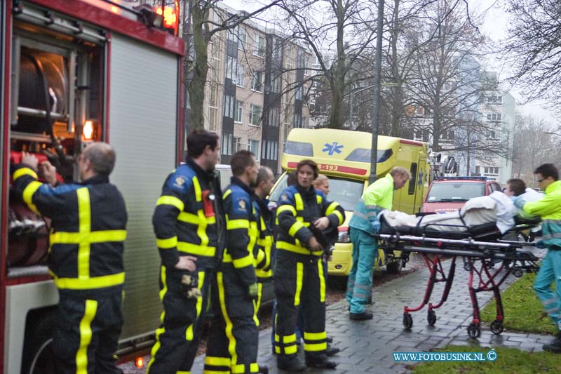 12112401.jpg - FOTOOPDRACHT:Dordrecht:24-11-2012:Zaterdag avond is er weer in Dordrecht een slachtoffer gevallen door Koolmonoxide, de bewoner van een flat aan de Kapeijne van de Coppelloweg nr 62 raakt gewond en moest door de brandweer gered worden, een trauma team en 2 ziekenwagens kwamen ter plaatse om de bewoner naar het ziekenhuis te vervoeren. en via de nauwe trappen naar beneden te vervoeren.Deze digitale foto blijft eigendom van FOTOPERSBURO BUSINK. Wij hanteren de voorwaarden van het N.V.F. en N.V.J. Gebruik van deze foto impliceert dat u bekend bent  en akkoord gaat met deze voorwaarden bij publicatie.EB/ETIENNE BUSINK