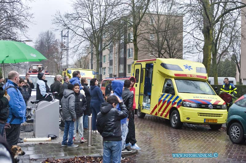 12112402.jpg - FOTOOPDRACHT:Dordrecht:24-11-2012:Zaterdag avond is er weer in Dordrecht een slachtoffer gevallen door Koolmonoxide, de bewoner van een flat aan de Kapeijne van de Coppelloweg nr 62 raakt gewond en moest door de brandweer gered worden, een trauma team en 2 ziekenwagens kwamen ter plaatse om de bewoner naar het ziekenhuis te vervoeren. en via de nauwe trappen naar beneden te vervoeren.Deze digitale foto blijft eigendom van FOTOPERSBURO BUSINK. Wij hanteren de voorwaarden van het N.V.F. en N.V.J. Gebruik van deze foto impliceert dat u bekend bent  en akkoord gaat met deze voorwaarden bij publicatie.EB/ETIENNE BUSINK