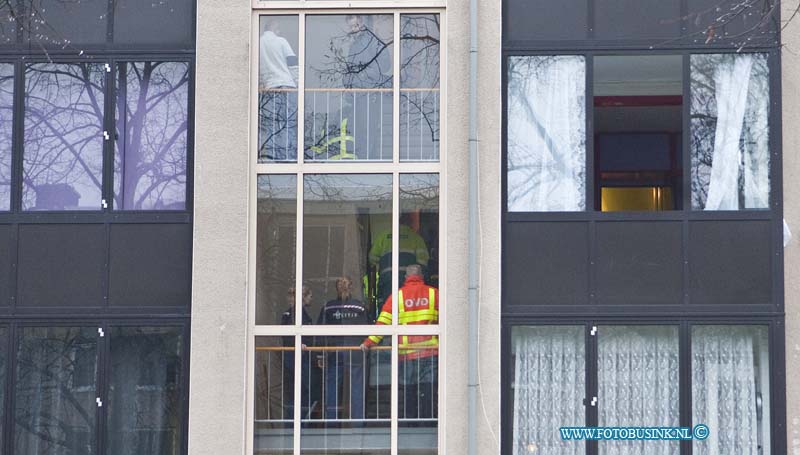 12112403.jpg - FOTOOPDRACHT:Dordrecht:24-11-2012:Zaterdag avond is er weer in Dordrecht een slachtoffer gevallen door Koolmonoxide, de bewoner van een flat aan de Kapeijne van de Coppelloweg nr 62 raakt gewond en moest door de brandweer gered worden, een trauma team en 2 ziekenwagens kwamen ter plaatse om de bewoner naar het ziekenhuis te vervoeren. en via de nauwe trappen naar beneden te vervoeren.Deze digitale foto blijft eigendom van FOTOPERSBURO BUSINK. Wij hanteren de voorwaarden van het N.V.F. en N.V.J. Gebruik van deze foto impliceert dat u bekend bent  en akkoord gaat met deze voorwaarden bij publicatie.EB/ETIENNE BUSINK