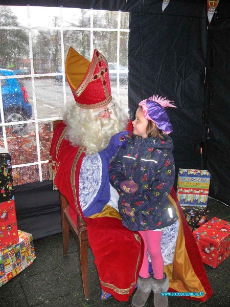 12112406.jpg - FOTOOPDRACHT:Dordrecht:24-11-2012:Het sinterklaas feest van oud en nieuwe krispijn was een groot succes, er kwamen honderden kinderen vandaag op af. Ondanks het slechte weer reed de sint op een koest door de wijken begeleid door de pieten fanfare en een heuse brassband. Ze waren dan ook van veraf al hoorbaar. Vele kinderen kregen de kans om de sint een handje te geven of op schoot op de foto te mogen, ook kunnen kinderen toto 1 dec 2012 een tekening inleveren en kunnen ze zo nog een mooie prijs winnen. PauluspleinDeze digitale foto blijft eigendom van FOTOPERSBURO BUSINK. Wij hanteren de voorwaarden van het N.V.F. en N.V.J. Gebruik van deze foto impliceert dat u bekend bent  en akkoord gaat met deze voorwaarden bij publicatie.EB/ETIENNE BUSINK