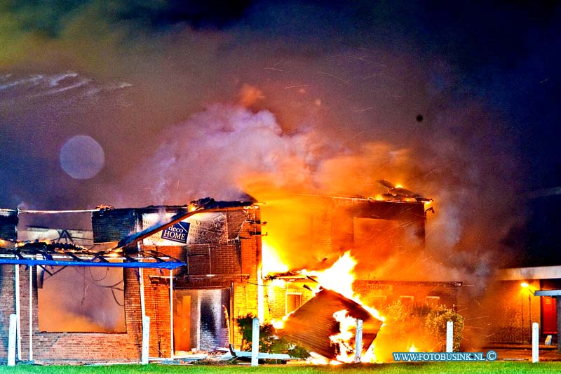 12112503.jpg - FOTOOPDRACHT:Nieuw Lekkerland:25-11-2012:Een groot uitslaande brand in de oude kantine van VV Nieuw Lekkerland is gisteren avond het gebouw en het archief van de voetbal club verloren gegaan. De brandweer zetten groot materieel in om de brand te blussen er is mogelijk ook asbest bij vrij gekomen. over de oorzaak was nog niet te zeggen maar brand stichting word niet uitgesloten.Deze digitale foto blijft eigendom van FOTOPERSBURO BUSINK. Wij hanteren de voorwaarden van het N.V.F. en N.V.J. Gebruik van deze foto impliceert dat u bekend bent  en akkoord gaat met deze voorwaarden bij publicatie.EB/ETIENNE BUSINK