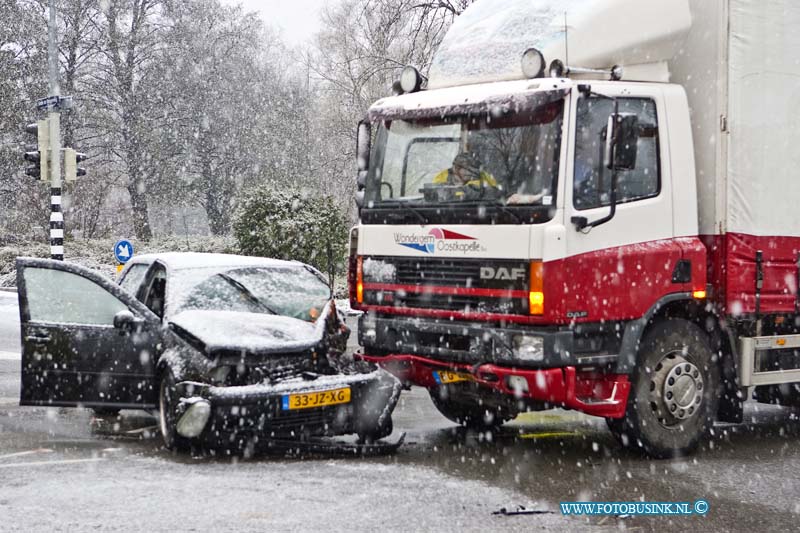 12120301.jpg - FOTOOPDRACHT:Dordrecht:03-12-2012:Aanrijding met gewonde op de kruising Mijlweg/Rijkstraatweg. Een vrachtwagen ramde daar een personen auto, het is niet duidelijk wie de veroorzaker van het ongeval is, maar zeker is dat het zeer slecht zicht door de sneeuw een mogelijke oorzaak is.Deze digitale foto blijft eigendom van FOTOPERSBURO BUSINK. Wij hanteren de voorwaarden van het N.V.F. en N.V.J. Gebruik van deze foto impliceert dat u bekend bent  en akkoord gaat met deze voorwaarden bij publicatie.EB/ETIENNE BUSINK