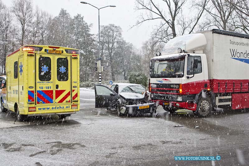 12120302.jpg - FOTOOPDRACHT:Dordrecht:03-12-2012:Aanrijding met gewonde op de kruising Mijlweg/Rijkstraatweg. Een vrachtwagen ramde daar een personen auto, het is niet duidelijk wie de veroorzaker van het ongeval is, maar zeker is dat het zeer slecht zicht door de sneeuw een mogelijke oorzaak is.Deze digitale foto blijft eigendom van FOTOPERSBURO BUSINK. Wij hanteren de voorwaarden van het N.V.F. en N.V.J. Gebruik van deze foto impliceert dat u bekend bent  en akkoord gaat met deze voorwaarden bij publicatie.EB/ETIENNE BUSINK