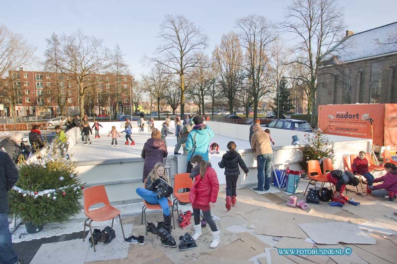 12120801.jpg - FOTOOPDRACHT:Dordrecht:08-12-2012:IJsbaan Paulusplein groot succes Met meer dan duizend bezoekers in 4 dagen is de gratis ijsbaan op het paulusplein in de wijk nieuw krispijn een groot succes geworden. ondanks het soms onstuimige weer, kwamen veel kinderen met hun ouders naar de eerste ijsbaan in het winterseizoen in Dordrecht. Dit alles in natuurlijk alleen mogelijk mede door onze sponsors: De wijkwens, Gemeente Dordrecht Sector Maatschappelijke Ontwikkeling, Ondernemers Vereniging Nieuw Krispijn, Ice Events BV, Karreboer.nl, Verheij Groenvoorzieningen BV, De Vrijwilligers uit de wijk nieuw krispijn. Deze digitale foto blijft eigendom van FOTOPERSBURO BUSINK. Wij hanteren de voorwaarden van het N.V.F. en N.V.J. Gebruik van deze foto impliceert dat u bekend bent  en akkoord gaat met deze voorwaarden bij publicatie.EB/ETIENNE BUSINK