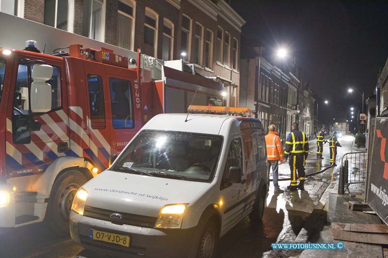 12122401.jpg - FOTOOPDRACHT:Dordrecht:24-12-2012:De brandweer heeft vannacht op de sint jorisweg schoon moeten spuiten met lage druk omdat het wegdek besmeurt was met riool water dat een enorme stank overlast gaf en bewoners onwel werden van de lucht. De gemeente gaat morgen de riolering controleren.Deze digitale foto blijft eigendom van FOTOPERSBURO BUSINK. Wij hanteren de voorwaarden van het N.V.F. en N.V.J. Gebruik van deze foto impliceert dat u bekend bent  en akkoord gaat met deze voorwaarden bij publicatie.EB/ETIENNE BUSINK