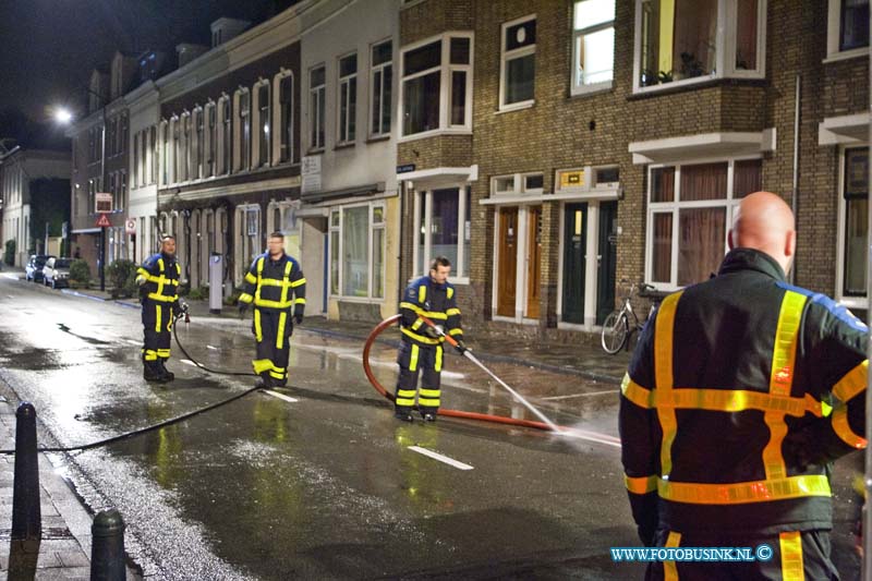 12122402.jpg - FOTOOPDRACHT:Dordrecht:24-12-2012:De brandweer heeft vannacht op de sint jorisweg schoon moeten spuiten met lage druk omdat het wegdek besmeurt was met riool water dat een enorme stank overlast gaf en bewoners onwel werden van de lucht. De gemeente gaat morgen de riolering controleren.Deze digitale foto blijft eigendom van FOTOPERSBURO BUSINK. Wij hanteren de voorwaarden van het N.V.F. en N.V.J. Gebruik van deze foto impliceert dat u bekend bent  en akkoord gaat met deze voorwaarden bij publicatie.EB/ETIENNE BUSINK