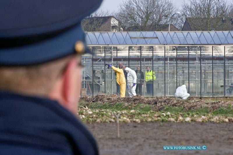 12123001.jpg - FOTOOPDRACHT:Henderik ido Ambacht:30-12-2012:Vanmorgen vroeg is er een dode man aangetroffen in het weiland bij het kassen complex aan De Blaak te Hendrik ido Ambacht. De politie heeft een groot onderzoeksteam aan het werk gezet om de toedracht van de dode man te onder zoeken. de weide omgeving is afgezet zodat het vele toegestroomde publiek op afstand blijft. Over de oorzaak van de dood van de man kan de voorlichter van politie nog niets zeggen.Deze digitale foto blijft eigendom van FOTOPERSBURO BUSINK. Wij hanteren de voorwaarden van het N.V.F. en N.V.J. Gebruik van deze foto impliceert dat u bekend bent  en akkoord gaat met deze voorwaarden bij publicatie.EB/ETIENNE BUSINK