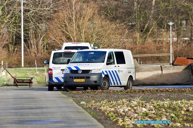 12123004.jpg - FOTOOPDRACHT:Henderik ido Ambacht:30-12-2012:Vanmorgen vroeg is er een dode man aangetroffen in het weiland bij het kassen complex aan De Blaak te Hendrik ido Ambacht. De politie heeft een groot onderzoeksteam aan het werk gezet om de toedracht van de dode man te onder zoeken. de weide omgeving is afgezet zodat het vele toegestroomde publiek op afstand blijft. Over de oorzaak van de dood van de man kan de voorlichter van politie nog niets zeggen.Deze digitale foto blijft eigendom van FOTOPERSBURO BUSINK. Wij hanteren de voorwaarden van het N.V.F. en N.V.J. Gebruik van deze foto impliceert dat u bekend bent  en akkoord gaat met deze voorwaarden bij publicatie.EB/ETIENNE BUSINK