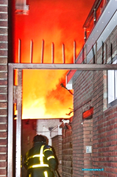 12123005.jpg - FOTOOPDRACHT:Dordrecht:30-12-2012:Een uitslaande brand in schuurtje en woning aan het Matena's pad 37 te Dordrecht, is 1 persoon gewond geraakt. De brandweer rukte met groot materieel uit om de hevig brand te bestrijden, de gewonde werd behandeld door het ambulance personeel. even na middennacht was de brandweer de brand meester, over een oorzaak valt nog niets te zeggen.  Deze digitale foto blijft eigendom van FOTOPERSBURO BUSINK. Wij hanteren de voorwaarden van het N.V.F. en N.V.J. Gebruik van deze foto impliceert dat u bekend bent  en akkoord gaat met deze voorwaarden bij publicatie.EB/ETIENNE BUSINK