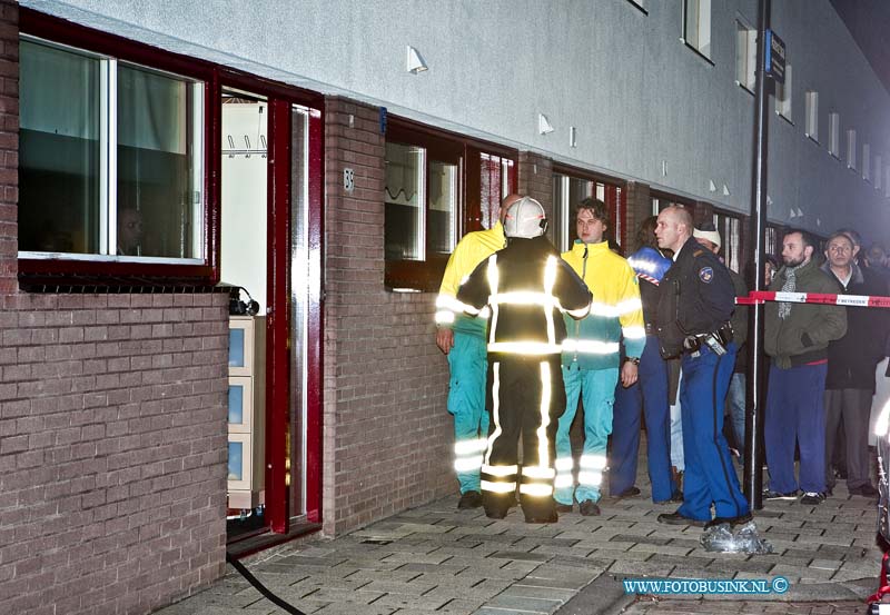 12123006.jpg - FOTOOPDRACHT:Dordrecht:30-12-2012:Een uitslaande brand in schuurtje en woning aan het Matena's pad 37 te Dordrecht, is 1 persoon gewond geraakt. De brandweer rukte met groot materieel uit om de hevig brand te bestrijden, de gewonde werd behandeld door het ambulance personeel. even na middennacht was de brandweer de brand meester, over een oorzaak valt nog niets te zeggen.  Deze digitale foto blijft eigendom van FOTOPERSBURO BUSINK. Wij hanteren de voorwaarden van het N.V.F. en N.V.J. Gebruik van deze foto impliceert dat u bekend bent  en akkoord gaat met deze voorwaarden bij publicatie.EB/ETIENNE BUSINK