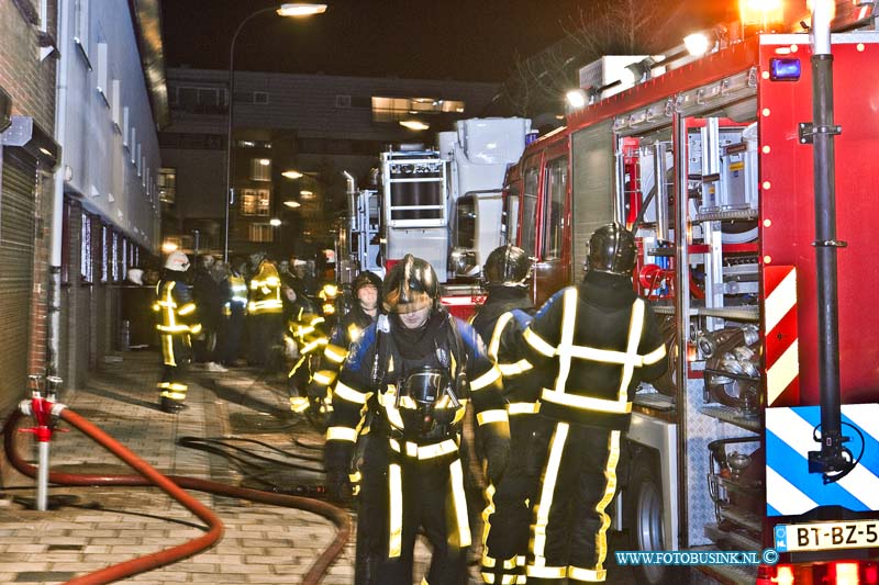 12123007.jpg - FOTOOPDRACHT:Dordrecht:30-12-2012:Een uitslaande brand in schuurtje en woning aan het Matena's pad 37 te Dordrecht, is 1 persoon gewond geraakt. De brandweer rukte met groot materieel uit om de hevig brand te bestrijden, de gewonde werd behandeld door het ambulance personeel. even na middennacht was de brandweer de brand meester, over een oorzaak valt nog niets te zeggen.  Deze digitale foto blijft eigendom van FOTOPERSBURO BUSINK. Wij hanteren de voorwaarden van het N.V.F. en N.V.J. Gebruik van deze foto impliceert dat u bekend bent  en akkoord gaat met deze voorwaarden bij publicatie.EB/ETIENNE BUSINK