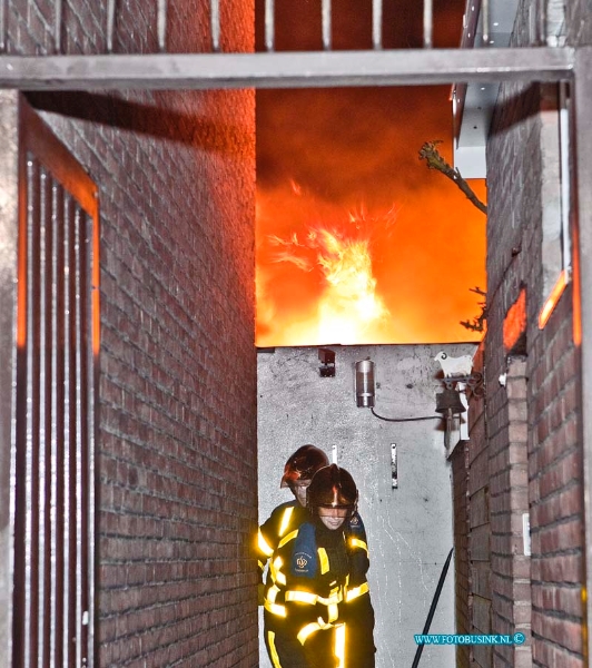 12123008.jpg - FOTOOPDRACHT:Dordrecht:30-12-2012:Een uitslaande brand in schuurtje en woning aan het Matena's pad 37 te Dordrecht, is 1 persoon gewond geraakt. De brandweer rukte met groot materieel uit om de hevig brand te bestrijden, de gewonde werd behandeld door het ambulance personeel. even na middennacht was de brandweer de brand meester, over een oorzaak valt nog niets te zeggen.  Deze digitale foto blijft eigendom van FOTOPERSBURO BUSINK. Wij hanteren de voorwaarden van het N.V.F. en N.V.J. Gebruik van deze foto impliceert dat u bekend bent  en akkoord gaat met deze voorwaarden bij publicatie.EB/ETIENNE BUSINK