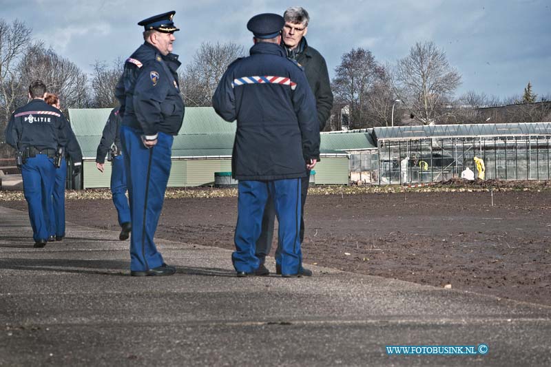 12123009.jpg - FOTOOPDRACHT:Henderik ido Ambacht:30-12-2012:Vanmorgen vroeg is er een dode man aangetroffen in het weiland bij het kassen complex aan De Blaak te Hendrik ido Ambacht. De politie heeft een groot onderzoeksteam aan het werk gezet om de toedracht van de dode man te onder zoeken. de weide omgeving is afgezet zodat het vele toegestroomde publiek op afstand blijft. Over de oorzaak van de dood van de man kan de voorlichter van politie nog niets zeggen.Deze digitale foto blijft eigendom van FOTOPERSBURO BUSINK. Wij hanteren de voorwaarden van het N.V.F. en N.V.J. Gebruik van deze foto impliceert dat u bekend bent  en akkoord gaat met deze voorwaarden bij publicatie.EB/ETIENNE BUSINK