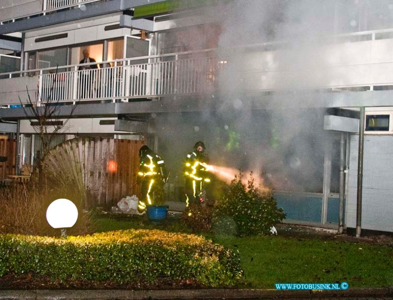 13010101.jpg - FOTOOPDRACHT:Dordrecht:01-01-2013:Op de MH Trompweg te Wielwijk in zorg centrum Watersteijn heeft een Vuurwerkbom een compleet huis vernietig. De brandweer had grote moeite om de woning te blussen. Deze digitale foto blijft eigendom van FOTOPERSBURO BUSINK. Wij hanteren de voorwaarden van het N.V.F. en N.V.J. Gebruik van deze foto impliceert dat u bekend bent  en akkoord gaat met deze voorwaarden bij publicatie.EB/ETIENNE BUSINK