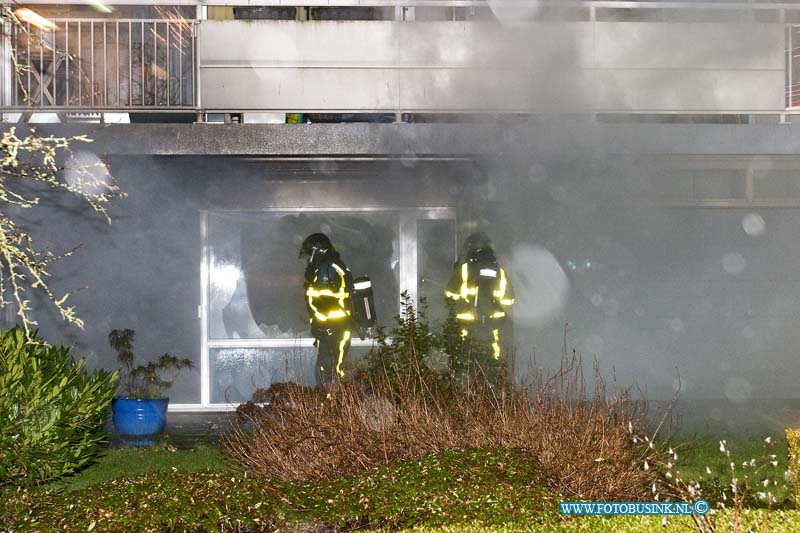 13010103.jpg - FOTOOPDRACHT:Dordrecht:01-01-2013:Op de MH Trompweg te Wielwijk heeft een Vuurwerkbom een compleet huis vernietig. De brandweer had grote moeite om de woning te blussen. Deze digitale foto blijft eigendom van FOTOPERSBURO BUSINK. Wij hanteren de voorwaarden van het N.V.F. en N.V.J. Gebruik van deze foto impliceert dat u bekend bent  en akkoord gaat met deze voorwaarden bij publicatie.EB/ETIENNE BUSINK