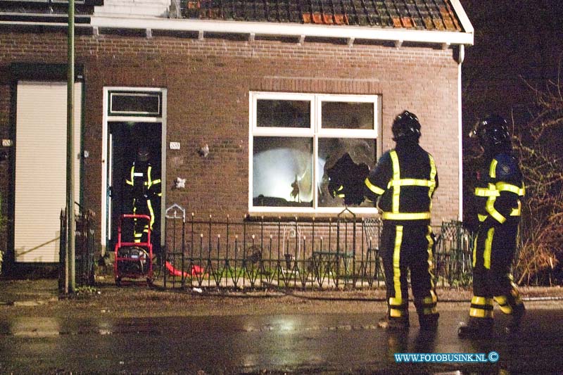 13010104.jpg - FOTOOPDRACHT:Dordrecht:01-01-2013:Op de zuidendijk 230 heeft een Vuurpijl een compleet voorzijde van een woonhius vernietig. De brandweer had grote moeite om de woning te blussen. Deze digitale foto blijft eigendom van FOTOPERSBURO BUSINK. Wij hanteren de voorwaarden van het N.V.F. en N.V.J. Gebruik van deze foto impliceert dat u bekend bent  en akkoord gaat met deze voorwaarden bij publicatie.EB/ETIENNE BUSINK